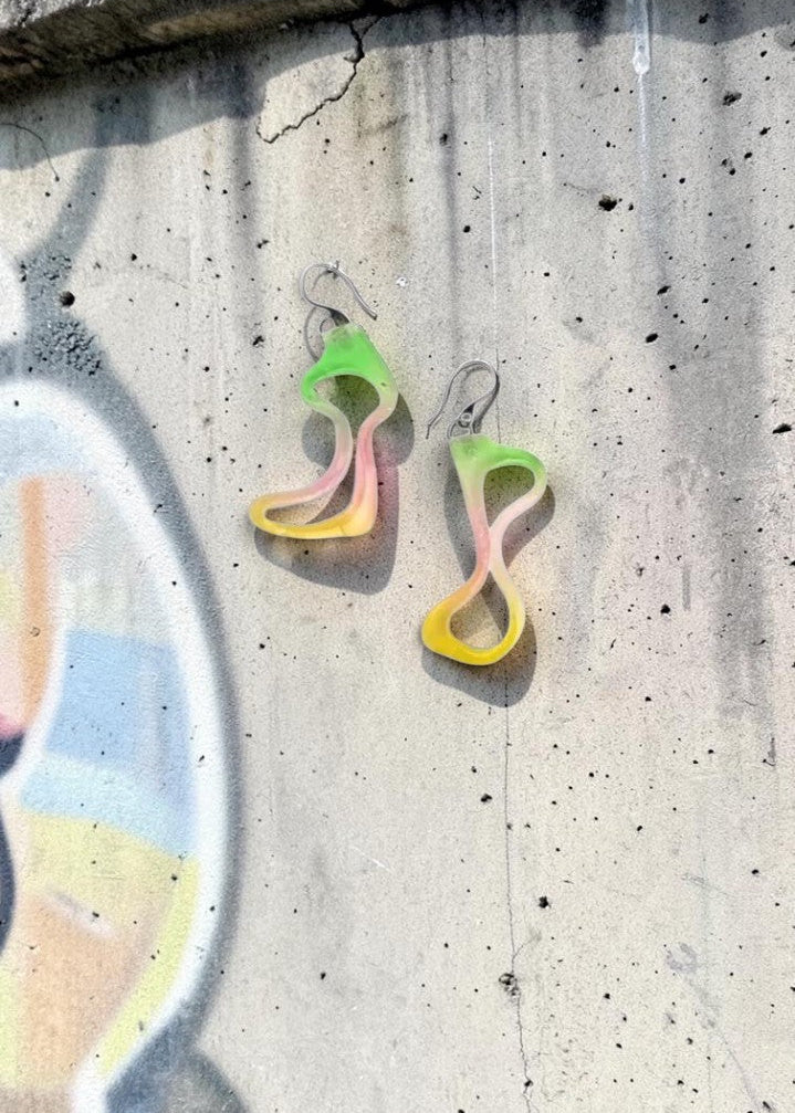 BOUCLES DIX-HUIT - FAIT MAIN À PARTIR D.UNE MONTURE DE LUNETTES RÉCUPÉRÉES