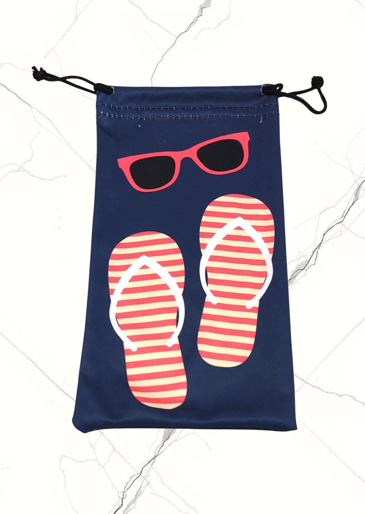 Pochette Jovettine Éco-Bijoux en microfibre bleu marine avec motif estival de tongs rayées et lunettes de soleil