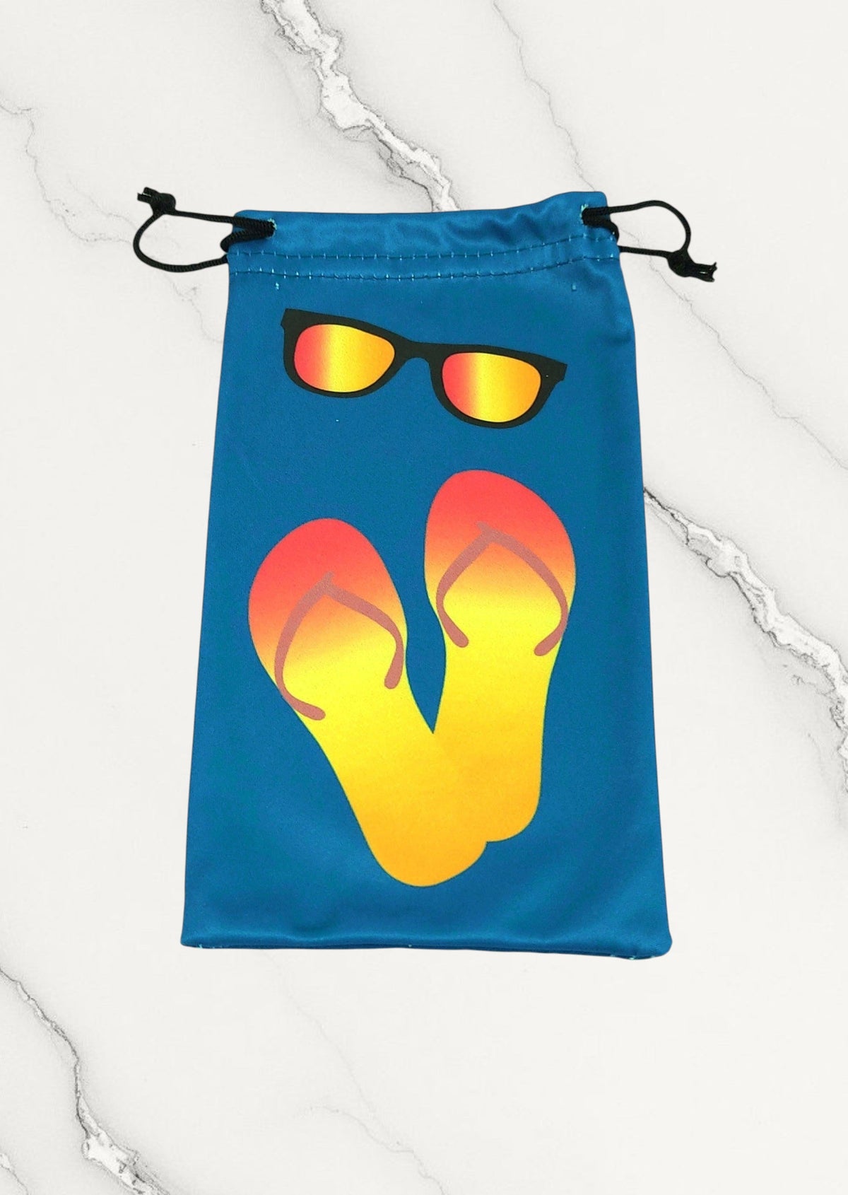 Pochette Jovettine Éco-Bijoux en microfibre bleue avec motif estival de tongs et lunettes de soleil