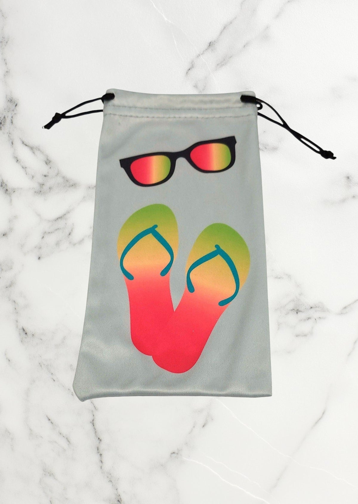 Pochette Jovettine Éco-Bijoux en microfibre grise avec motif de tongs colorées et lunettes de soleil